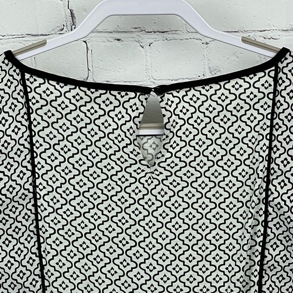 ANN TAYLOR LOFT Black White Geometric Print Bell Sleeve Keyhole Back Top XSmall - Picture 4 of 7